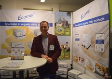"Edwin Crombags stond met de biologische grondstoffen van Ecomel op de vers- en biomarkt. Bij hem konden de bezoekers terecht voor meer informatie over onder andere de verse room, verse creme fraiche, plakken harde boter en de biologische en Demeter- seizoensboter van Ecomel. Edwin: "Steeds meer bakkers gaan gedeeltelijk om naar biologisch, zo gaan ze voor een biologische variant van de hardlopers uit het standaard assortiment."