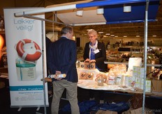 Rose van Oorschot geeft in de kraam van De Halm toelichting op de nieuwe productlijn van de Lekkere Wekker.