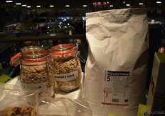 "Verder presenteerde De Halm haar biologische grondstoffen (allerlei granen) in verpakkingen van 5 en 15 kilogram. Rose: "We staan hier vooral om te bekijken of de bakker geïnteresseerd is in onze producten."