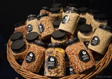 Close-up van de potten met biologische muesli en granen.