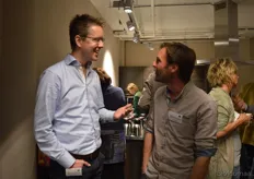 Gerjan Snippe van Bio Brass in gesprek met bio-teler David Luijendijk.