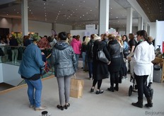 Er was veel interesse voor de workshops die op de eerste verdieping gehouden werden. Dit is de rij voor inschrijving.