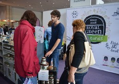 Barry, de broer van Roy, toont de emmers met biologische kokosolie van Royal Green.