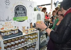 'Royal Green's colour is gold', deze bezoekers bekijken de nieuwe honingproducten van Royal Green. Ze heeft een potje met bijenpollen in haar hand.