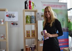 "Maureen Baas van BK-Wholesale toont de nieuwste toevoeging in hun assortiment: Pur Ya! "We kwamen Pur Ya! in februari tegen op de BIOFACH in Neurenberg. Toen hebben we meteen aangegeven dat we dit merk graag op de Nederlandse markt zouden willen zetten. Het loopt tot nu toe heel goed en Pur Ya! is een mooie aanvulling op ons bestaande assortiment."