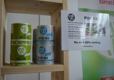 Pur Ya! produceert vegan en raw eiwitten, superfoods en kiemen. Het assortiment bestaat onder meer uit proteïnedranken en -poeders.