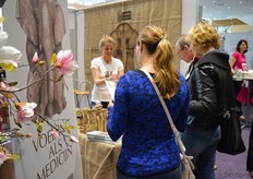 Ook Amanprana was uiteraard van de partij. Jeanette Zondag laat hier een bezoeker proeven van één van de theeën.