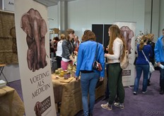 Aan de andere kant van de stand van Noble House konden de bezoekers meer informatie inwinnen over onder meer de 100% extra virgin kokosolie van Amanprana.