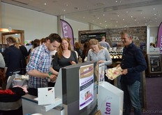 "Hans van Mierlo (links) en Erik Does (rechts) van Udea delen het Ekoplaza-magazine Lekker Weten uit. Erik merkte als snel dat hij de juiste doelgroep bereikte door de deelname aan deze beurs. "We hebben bewust de belevende elementen uit onze winkels gehaald en deze tonen we hier. Een groot deel van ons publiek komt op deze beurs af."