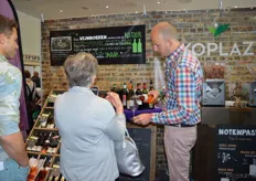 Ook Richard van der Linden van Coenecoop Wine Traders was van de partij in de stand van Ekoplaza. Hier laat hij een bezoeker proeven van een biologische rosé.