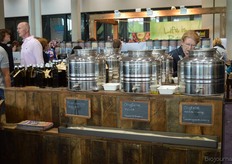 In de nieuwste Ekoplaza's kunnen klanten bijvoorbeeld zelf olijfolie en azijn tappen.