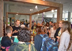 "Joris Jager van Lifefood gaf aan dat er een leuke sfeer heerste op de beurs. "We hebben al heel veel geïnteresseerde bezoekers aan onze stand gehad. Ze vragen veel om uitleg over onze rawfood producten."