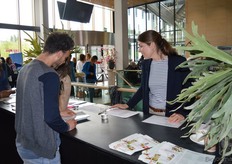 Elizabeth Maris geeft wat toelichting over het lezingen- en workshopprogramma. Aan deze balie konden geïnteresseerden zich opgeven. De andere helft had zich online al ingeschreven.