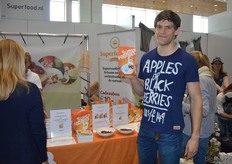 "Jesse van der Velde toont een zakje met het nieuwe 'Chia, oats & superfoods breakfast' van Superfood.nl. "We hebben met deze chia-ontbijtmix chia echt lekker gemaakt. Je hoeft alleen maar water toe te voegen."