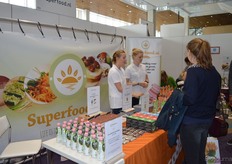 Jesse kreeg ondersteuning van onder meer Amy Narold. Op deze foto in gesprek met een bezoeker (links).