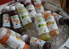 "Roos: "Ik ben vier jaar geleden met Frecious begonnen en dit initiatief is inmiddels positief uit de hand gelopen. We beschikken nu over grote 'slow juicers' en er zijn vijf mensen fulltime aan het persen. We waren de eerste met een slowjuice-product en nog steeds gaat elk worteltje met de hand de machine in. In onze sappen zitten veel meer voedingsstoffen dan wanneer je de groenten gewoon zou eten."