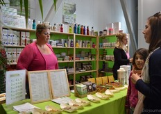 "Ook 'Puur Mieke' werd zelf benaderd door Amber, zo gaf Mieke van Eijndhoven aan. Mieke verkoopt in haar webwinkel meer dan 1000 pure producten. Mieke heeft de webwinkel twee jaar geleden opgericht. "Ik kamp zelf ook met een allergie, daarom ben ik met deze winkel begonnen." De moeder van het meisje rechts kon tot haar vreugde concluderen dat ze in december bij Mieke terecht kan voor een chocoladeletter zonder soja voor haar dochter."