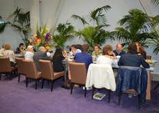 Achterin de beurshal vond de 'Gezonde Schrijverslunch' plaats, met auteurs van diverse boeken over gezondheid.