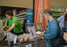 Een bezoeker bekijkt de ontbijtgranen.