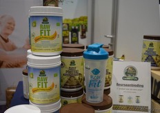 "Tot het assortiment behoren onder meer deze Raw Protein en Raw Fit, 100 procent plantaardige en biologische proteïnes. "Dit is een heel leuk merk voor de consument. Het gaat om pure onbewerkte producten. Er zijn geen hulpstoffen nodig om het opneembaar te maken."