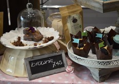 Ze gebruikt alleen 100 procent natuurlijke ingrediënten van biologische oorsprong. Het assortiment bestaat momenteel uit vijf bakmixen, waaronder de Feel Good Brownies.