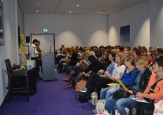 Om 14:00 uur gaf The School of Life de lezing 'De filosofie van geluk!'. De zaal zat helemaal vol.