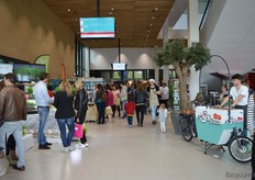 De hal krijgt een natuurlijke look dankzij het plafond.