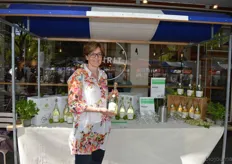 "Eveline Scheren van Biowijnclub presenteerde de biologische wijn Hugo op de markt. "Ik ben blij dat ik nog deel mocht nemen aan deze markt, aangezien deze wijn pas sinds Pinksteren bij Gimsel in het schap staat."