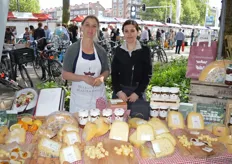 Landgoed Mariënwaerdt kon niet ontbreken op de Lentemarkt. Sylvia Roldanus en Emine Bakac sneden de hele dag door stukjes biologische kaas voor de bezoekers.