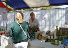 Kirsten van der Linden stond namens TerraSana op de Lentemarkt. Zij liet bezoekers proeven van de verschillende notenpasta's.