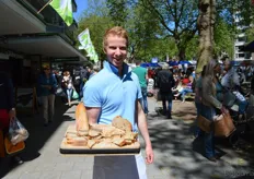 "William met een plank vol bio-brood van Vanmenno. "Het is goed om te merken dat veel mensen ons brood al kennen."