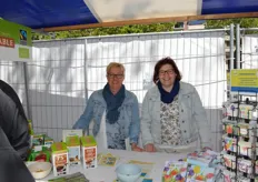 "Annet en Yvonne van Brunschot in de kraam van Floris Recycled Stationery. "We zijn met name gespecialiseerd in gerecyclede wenskaarten", vertelt Yvonne."