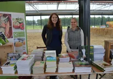 Diana Oostveen en Mandy van Langeveld achter stapels boeken die bij Ekoplaza verkocht worden. Mandy regelt de boekinkoop voor de winkels.