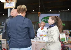 Rosalie Edel (rechts) vertelt meer over de producten van Provamel, achter de kraam staat Els de Wit.