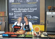 Miranda Flipsen en Wendy van der Westen in de stal voor Zonnemaire - Biologische Bakkerij Van der Westen.