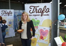 Jantine de Vries met de Trafo-chips van FZ Organic Food.