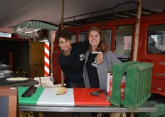 Floris Lugtmeijer en Franka de Bruijn bakten Flammkuchen bij deze oude brandweerauto.