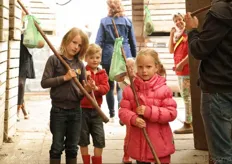 "Nu volgen de foto's van GAOS in Swifterband. Ellen Krul: "Op deze foto zie je kinderen die 'knapzakroute' gaan doen."