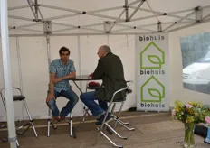 Jan Jaap Jantjes, voorzitter van Biohuis, in gesprek met Bert van Ruitenbeek, voorzitter van Stichting Demeter.
