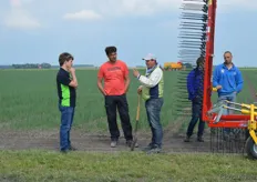 Christoffel den Herder (derde van links) van DLV Plant geeft toelichting in het veld.