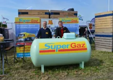 "Cor van den Berg en Wim de Boer van SuperGaz. SuperGaz is een nieuwe toetreder op de propaanmarkt. "Boeren kunnen bij ons een gastank huren en hoeven dan niet perse hun gas bij ons af te nemen. In de bio-teelt gebruiken ze vaak branders, daarom hoefden we geen moment na te denken over deelname aan deze Velddag", vertelt Wim."