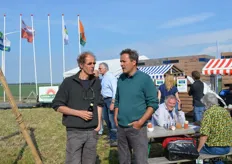 Voor vragen over bodemkwaliteit kon men weer terecht bij Ruud Hendriks. Hier in gesprek met Harald Oltheten, bio-teler en voorzitter van Nautilus Organic.
