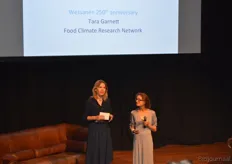 Hanna Verboom introduceert Dr. Tara Garnett. Zij is initiatiefnemer van het 'Food Climate Research Network' van Oxford University en sprak over de issues die in het huidige voedselsysteem spelen en hoe we hierin met zijn allen een verschil kunnen maken.