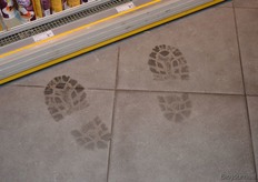 De modderige voetsporen van de boer leiden de klanten bij Jumbo Euroborg naar de bio-producten op de houdbare zuivelafdeling.