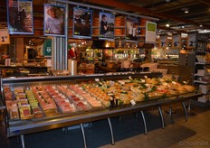 De biologische vleeswaren en daarnaast 3,75 meter aan koeling gevuld met biologische kazen uit het buitenland. Ook boven deze koeling hangen de verhalen van de boeren.