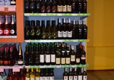 Eén meter met biologische wijn op de grote wijnafdeling.