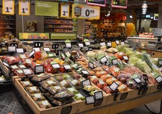 Boven het biologische AGF-aanbod hangt deze smaakkaart met daarop een overzicht van de boeren van Puur Noord Nederland.