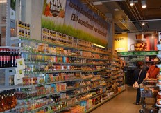 Tien meter lang schap vol met houdbare producten.