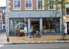 Opgeweckt Noord, de eerste verpakkingsvrije (natuur)voedingswinkel van Nederland, is gevestigd aan de Astraat 16 in Groningen.