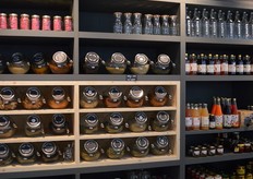 De kast met weckpotwaren, met onder meer verse kruiden en thee.